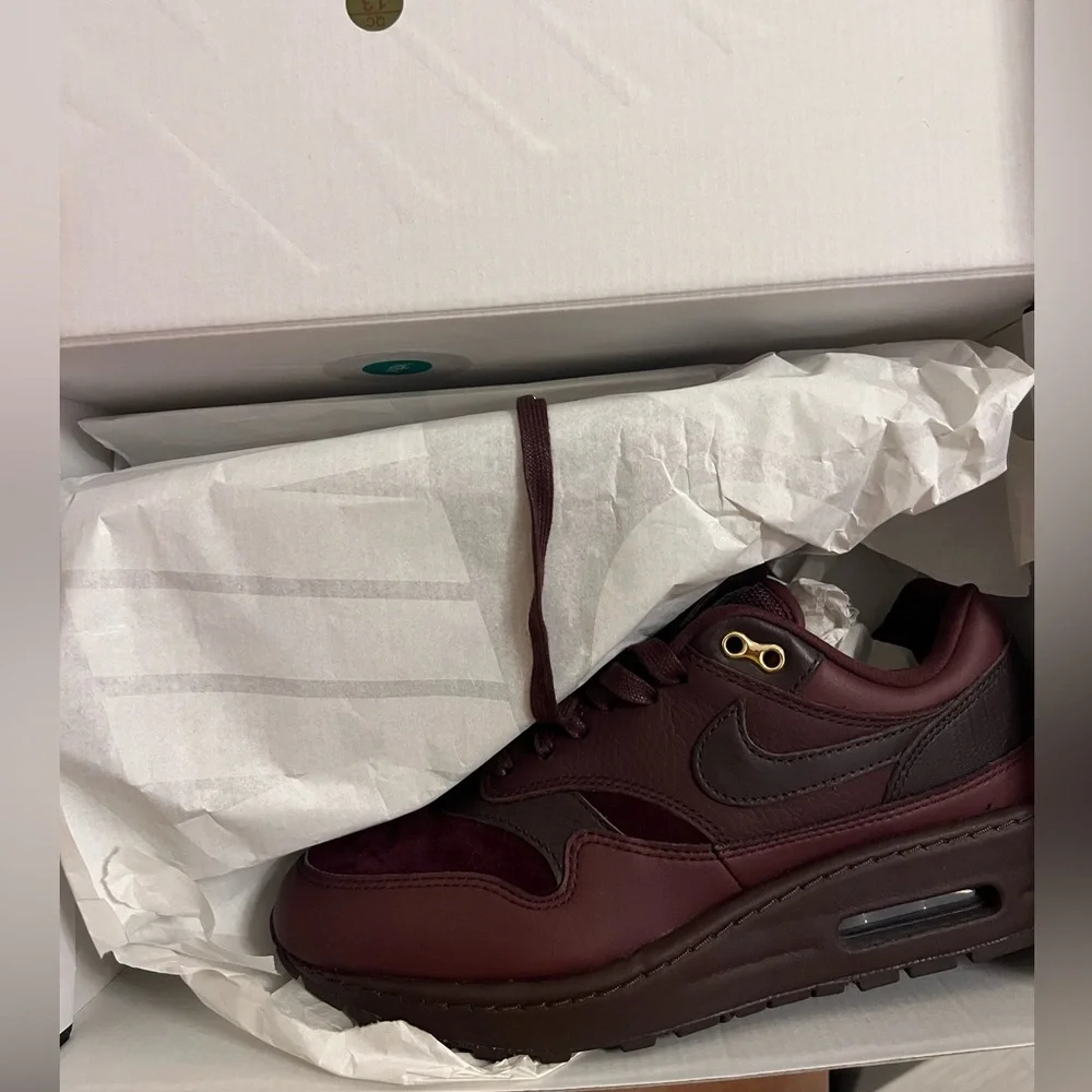 Nike Men's Maroon/Burgundy Leather Air Max Sneaker